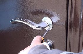 Замена дверной ручки металлической двери в Курчатове