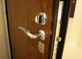 Замена входной двери в квартире в Курчатове