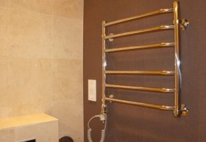 Установка электрического полотенцесушителя в ванной в Курчатове